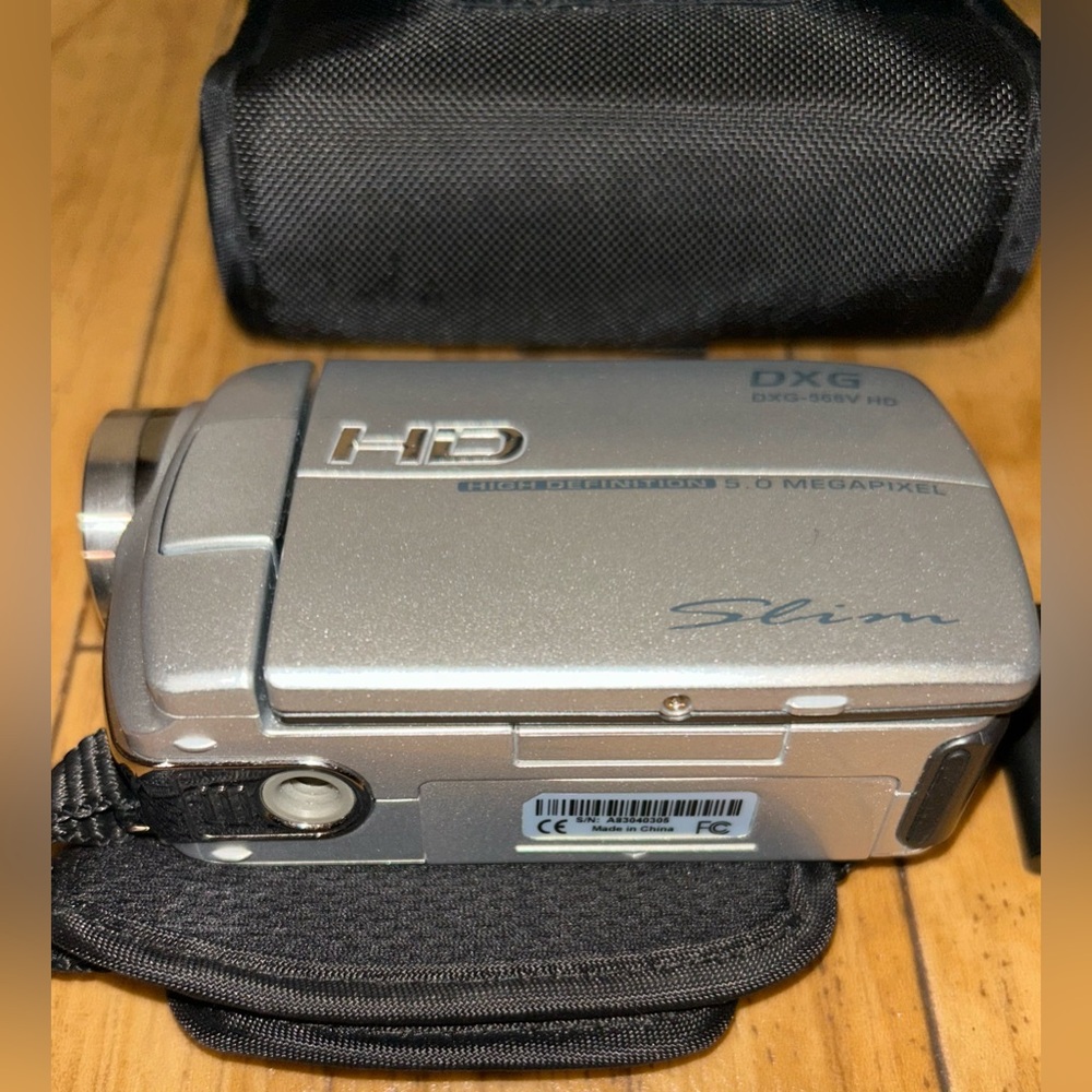 Silver HD Video Camera - Picture 4 of 8
